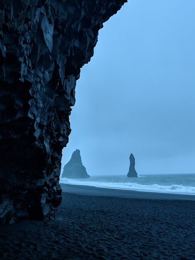 黑色岩层在海滩
